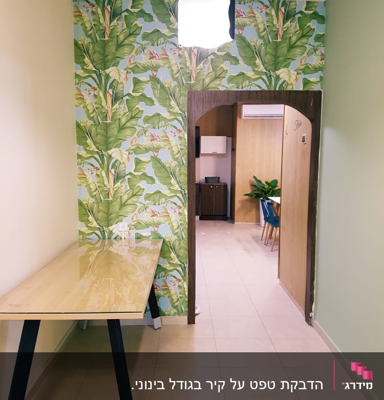 טפט עלים ירוקים על קיר